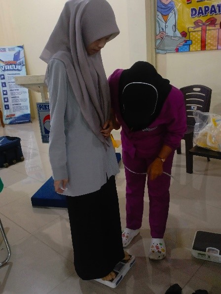 Staf medis melakukan pemeriksaan kesehatan gratis di Aula Gedung Algaf