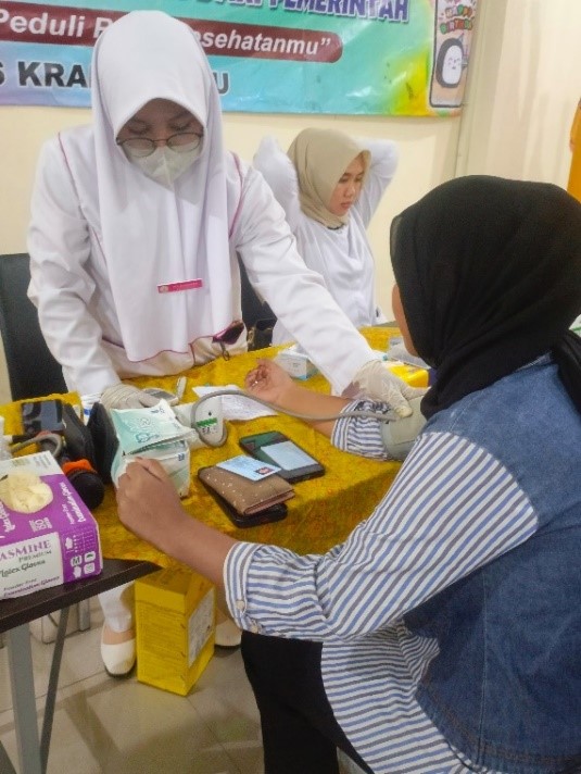 Peserta menerima edukasi kesehatan selama acara pemeriksaan gratis