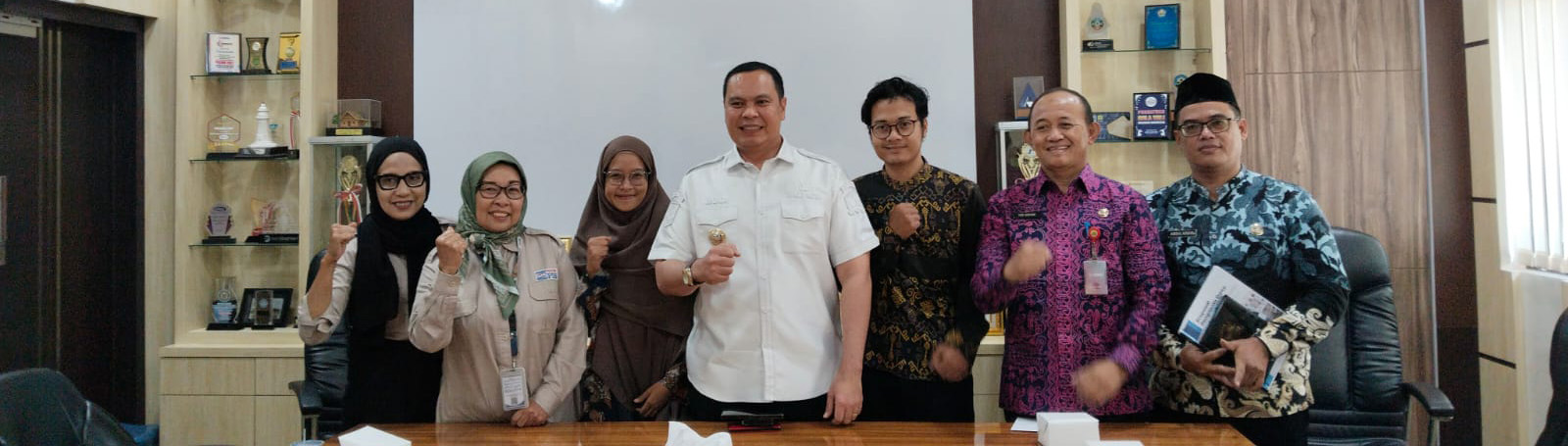 poto bersama walikota serang dan direktur poltek pis