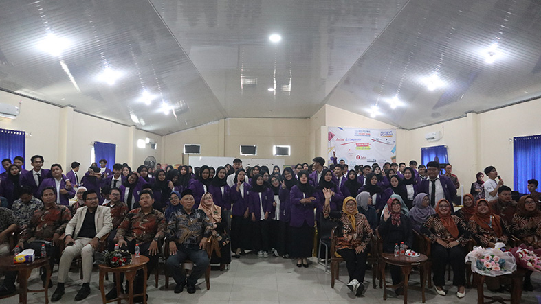 poto bersama peserta wisuda