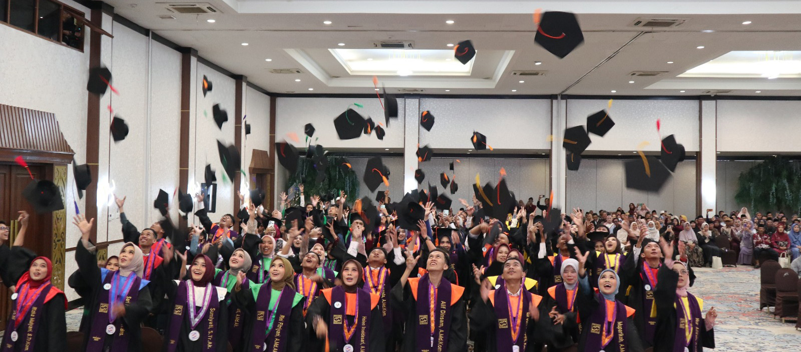 wisudawan/i politeknik piksi input serang 2025