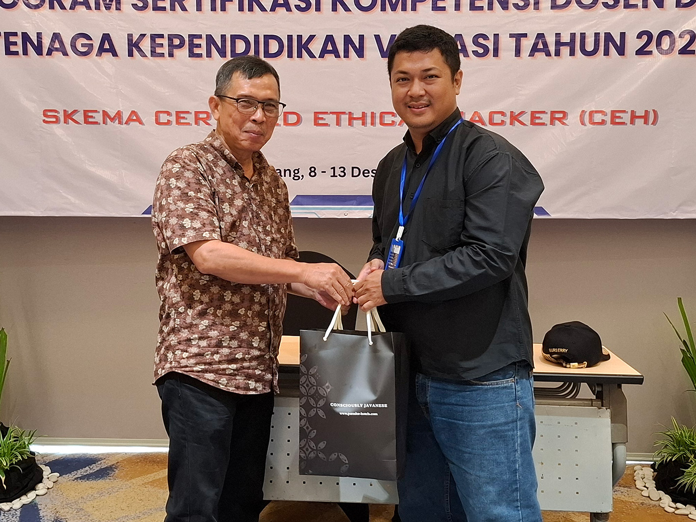 Dosen Politeknik Piksi Input Serang Lulus Sertifikasi CEH V13 | PIS